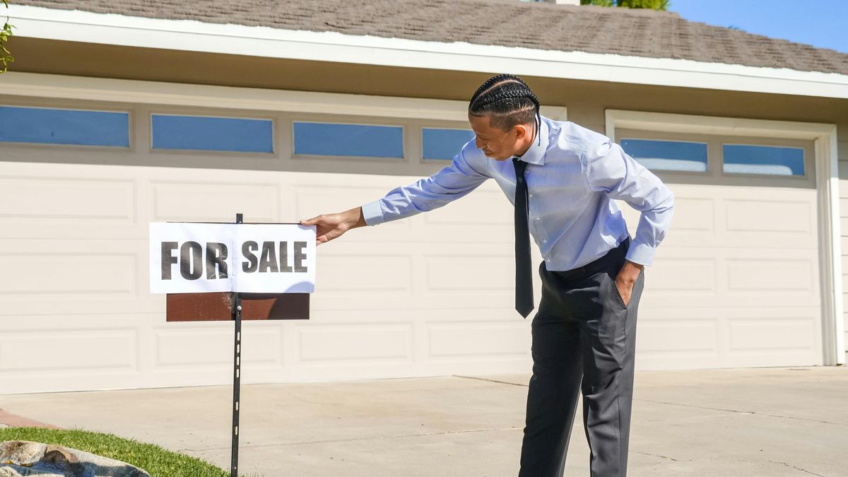 Real estate signage utilizing physical tracking links for on-demand virtual tours